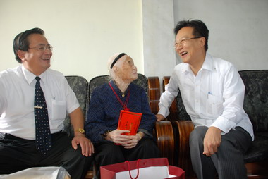 卓伯源親訪彰化縣內百歲人瑞(圖)