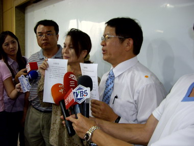 江達隆乾姐洪明麗為江達隆抱屈(圖)