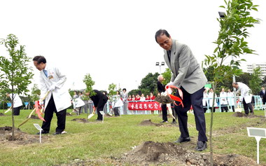 桃園舉辦王永慶追思紀念植樹活動(圖)