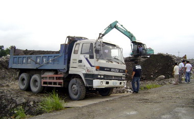 縣府查獲擅自外運土石(圖)