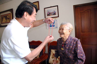 陳興照探視百歲婆(圖)