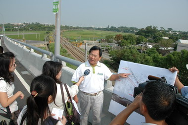 陳明文視察民雄鄉文隆陸橋工程(圖)