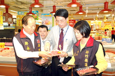 鄭永金視察美國牛肉上架及販售情形(圖)