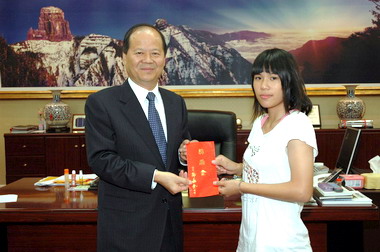 鄭永金頒贈原住民技術士證照獎勵金(圖)