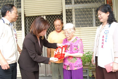 重陽節禮金黃敏惠堅持做對的事(圖)