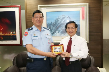 砲兵指揮部指揮官熊湘台拜會許添財(圖)