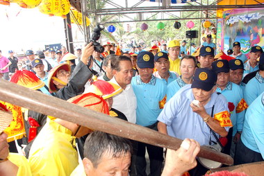 曹啟鴻參加東港迎王請水儀式(圖)