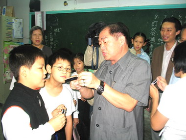 縣府發放額溫貼片預防新流感擴散(圖)