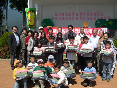 霧峰鄉長林海清等人送溫馨到梨山國小(圖)