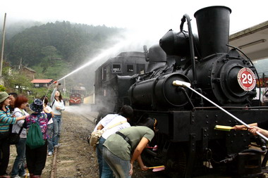 阿里山工作休假團活動今成團出發(圖)