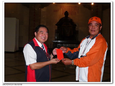 張通榮為代表參加全國運動會隊伍授旗(圖)