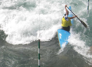 全運會輕艇激流標竿賽在水里溪舉行(圖)