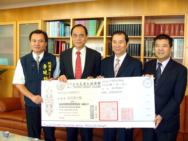 台北高爾夫俱樂部捐贈100萬予弱勢學生(圖)