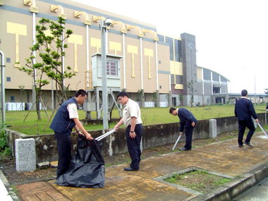 替代役男清掃時巡查工業區大排水溝(圖)