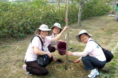 嘉縣環保志工生態園區種樹(圖)