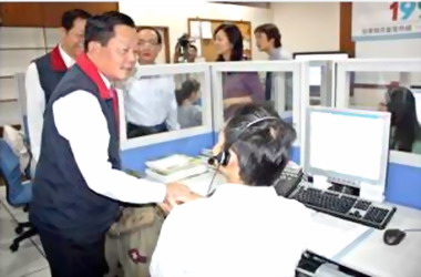 縣民肯定熱線1999劉政鴻慰勞話務員(圖)