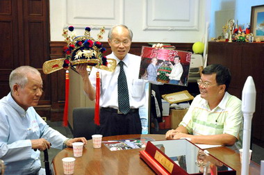 龍台宮主委獻萬斤米龜法會官帽予林政則(圖)