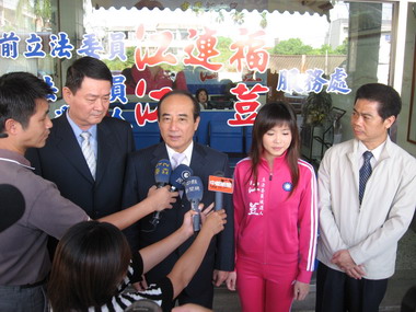 立委參選人江荳退選 改支持國民黨余文欽(圖)