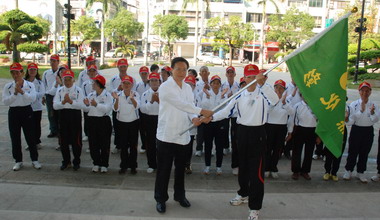 彰縣常青選手參加常青運動會卓伯源授旗(圖)