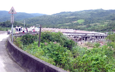 呂國華視察災後寒溪村復建工程(圖)