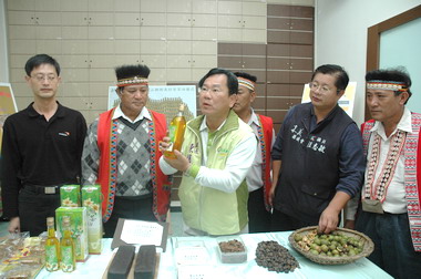 陳明文為新美部落山茶油產業代言(圖)