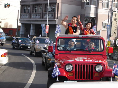 李朝卿今天進行掃街拜票(圖)