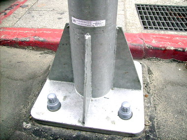 縣府為紅綠燈基座螺栓套上塑膠防護罩(圖)