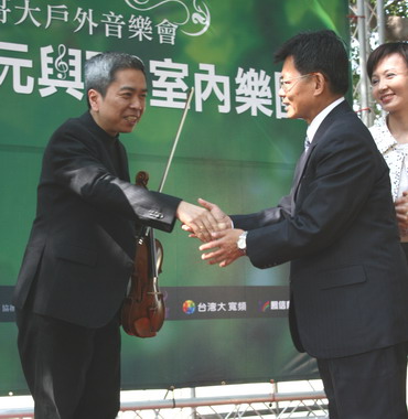 小提琴大師胡乃元與TC室內樂團戶外公演(圖)