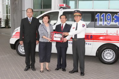 台南市東興社區發展協會捐贈救護車(圖)