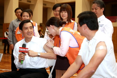 馬英九帶頭接受疫苗施打(圖)