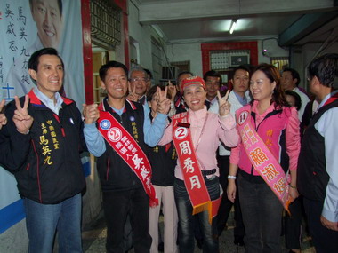 馬總統與吳威志競選總部選舉車隊聯合拜票(圖)