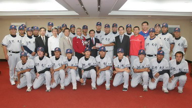 立德大學棒球隊獻獎---榮獲全國協會盃亞軍(圖)