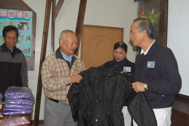 慈濟送暖至龍眼林福利協會關懷獨居老人(圖)
