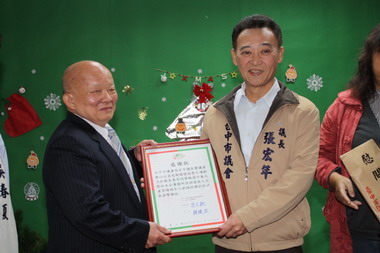 寒冬送暖--議長張宏年關懷弱勢家庭及孩童(圖)