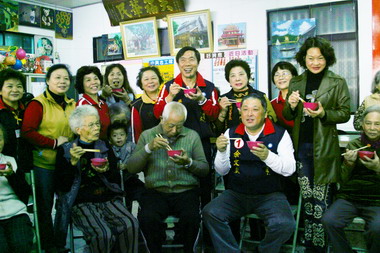 冬至送暖 溫馨鐵馬情(圖)