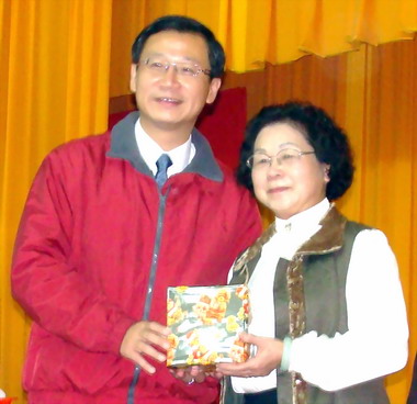 吳志揚參與老人大學結業典禮(圖)