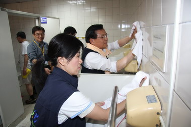 全國鄉鎮市區村里長環保研討峰會-清掃學習(圖)