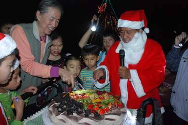 曹啟鴻扮聖誕老伯與災區兒童同樂(圖)