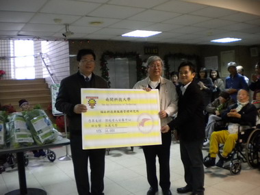 南開科技大學寒冬送暖到傑瑞老人安養中心(圖)