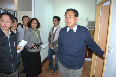 曹啟鴻巡視潮州忠誠營區安置中心(圖)