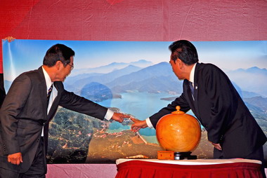 李朝卿致力發展觀光贈陳雲林日月潭空照(圖)