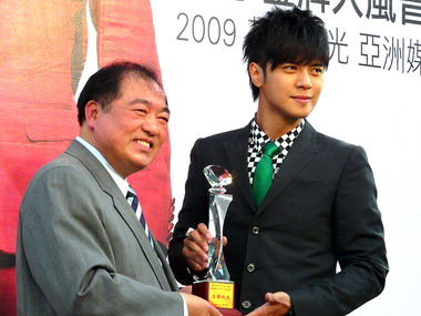 張通榮頒「基隆之光」獎座予羅志祥(圖)