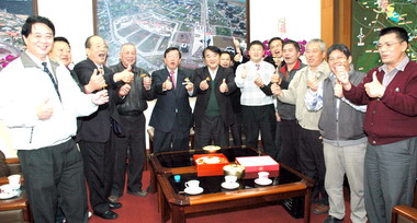 許順隆獲得烏魚子初選第一名邱鏡淳表揚(圖)