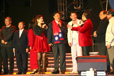 卓伯源率縣府團隊跨年倒數(圖)