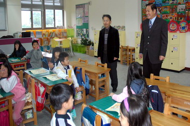 許明財勘查青草湖國小校務與學童上課情形(圖)