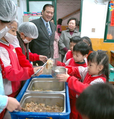 許明財視察新竹國小午餐情況(圖)