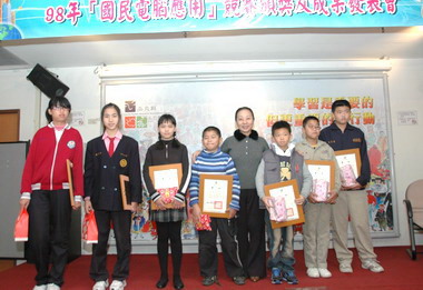 張花冠主持國民電腦受贈儀式暨成果發表會(圖)