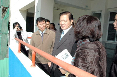 許明財視察竹光國中(圖)