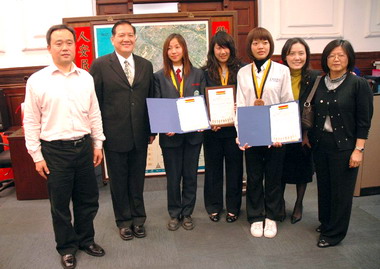 許明財接見獲青少年志工菁英獎同學(圖)