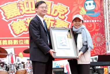 張花冠主持嘉縣數位中心成果展(圖)